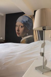 chambres d'hotes la dormeuse jeune fille à la perle peinture oeuvre d'art vermeer table d'hotes B&B chambres hotel escarboucle maison d' hotes bligny sur ouche côte d or bourgogne gîte hébergement proche de à côté à proximité de Beaune designed by emmanuel bertomeu infographiste molsheim alsace strasbourg bas rhin grand est
